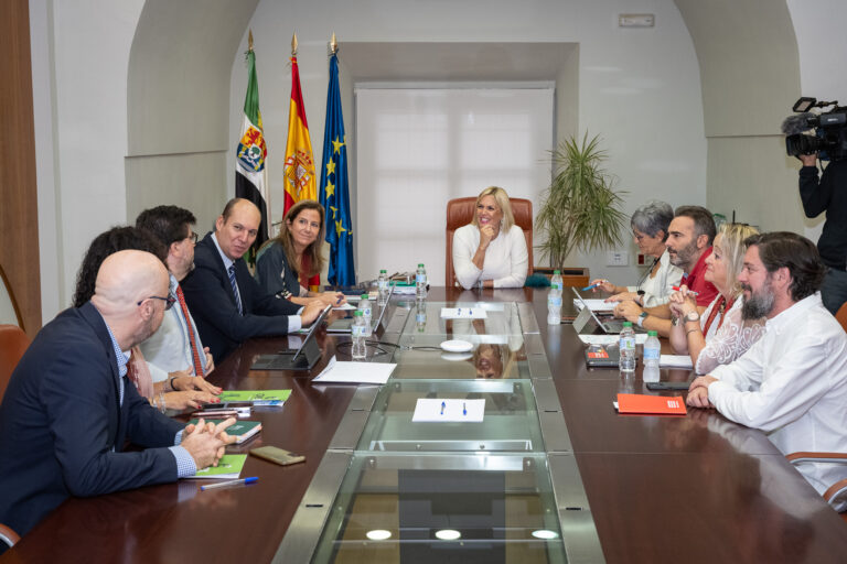 La consejera de Hacienda anuncia que la Junta pagará el incremento salarial del 2 por ciento de 2020 que se debe a los funcionarios a partir de 2025