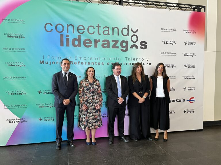 El consejero Santamaría apuesta por fortalecer la presencia de mujeres líderes en el ámbito de la empresa