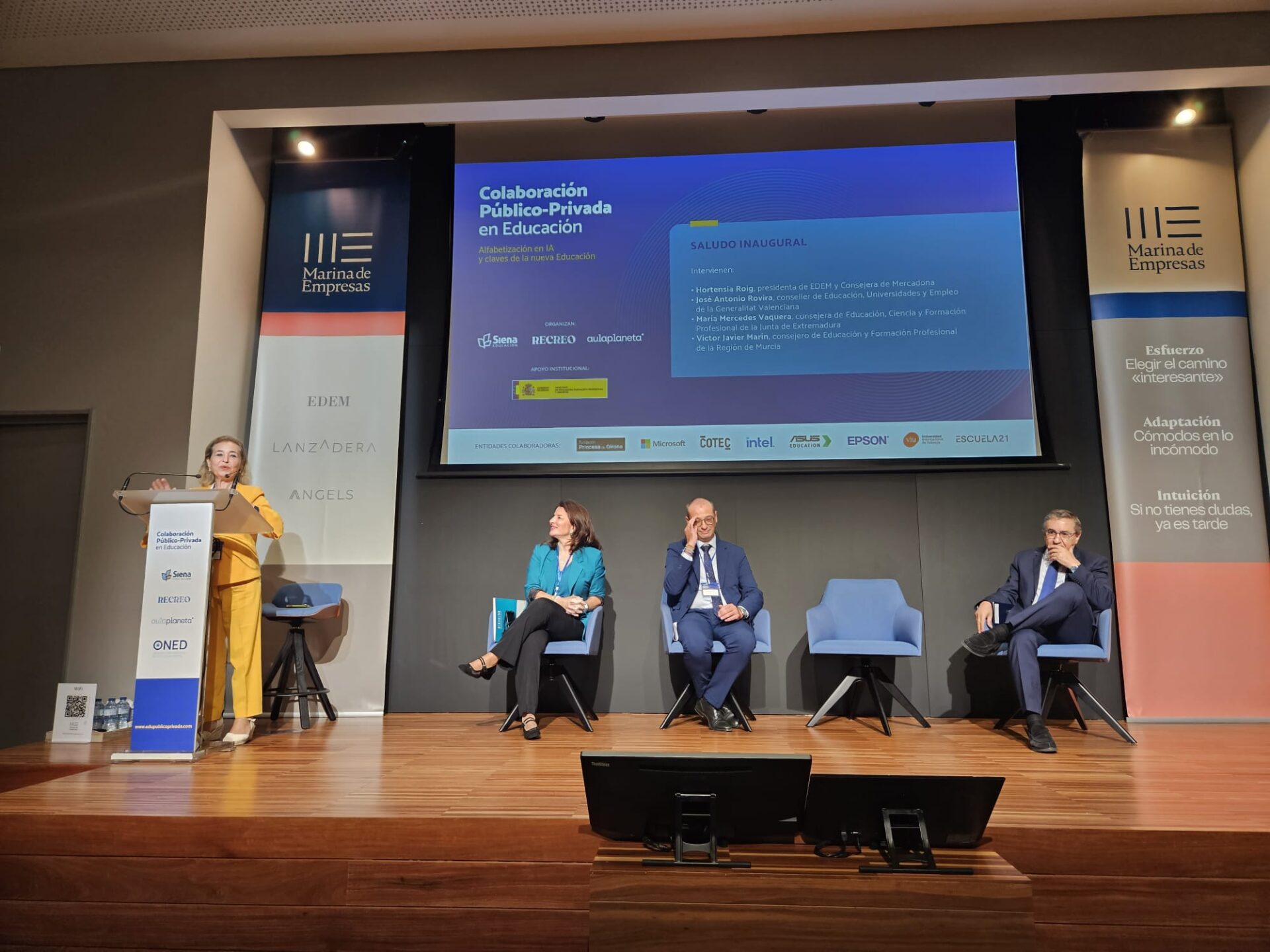 La consejera de Educación expone el modelo educativo extremeño en unas jornadas sobre educación celebradas en Valencia