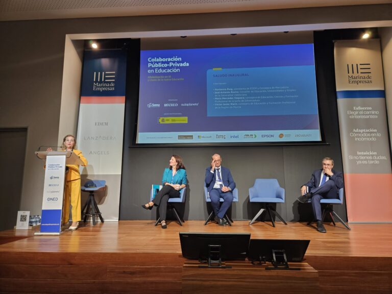 La consejera de Educación expone el modelo educativo extremeño en unas jornadas sobre educación celebradas en Valencia