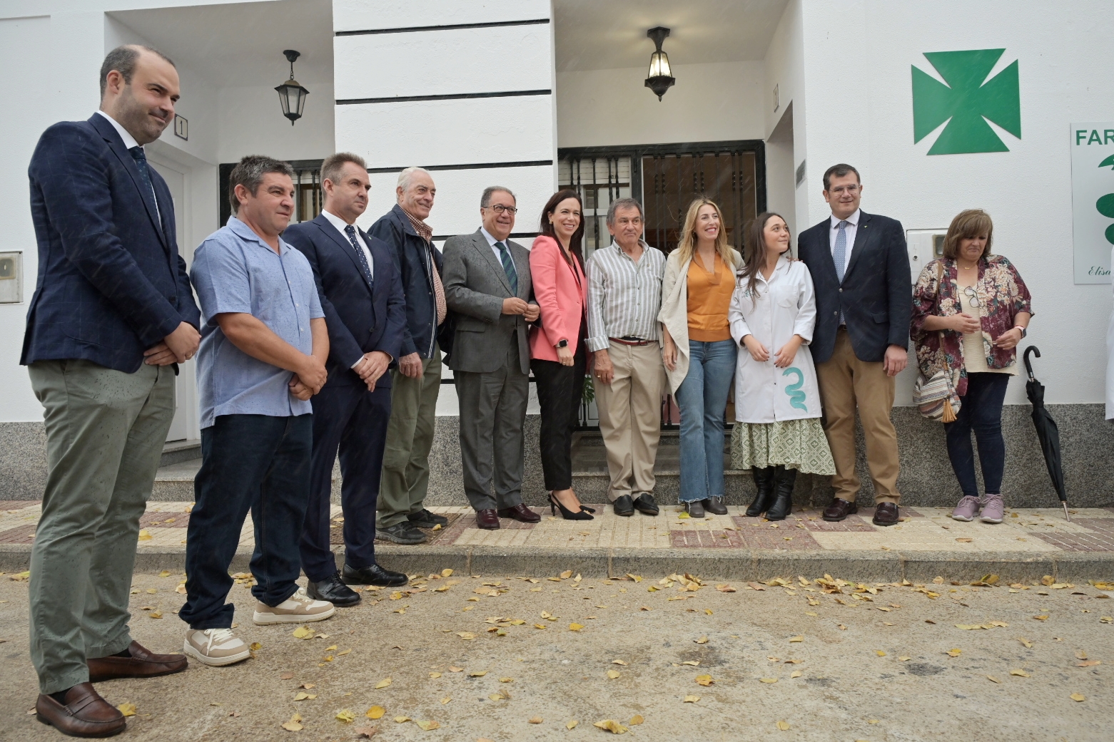 María Guardiola inaugura en Aljucén el ‘Programa de Puntos de Cardioprotección en el Ámbito Rural de Extremadura’ con la instalación de un desfibrilador en la farmacia de esta localidad