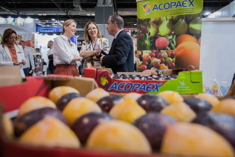 La presidenta de la Junta de Extremadura apoya al sector hortofrutícola extremeño en la feria internacional ‘Fruit Attraction’