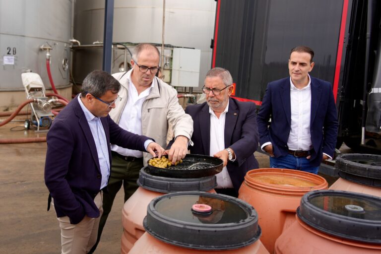 Miguel Ángel Gallardo visita dos cooperativas punteras de la provincia
