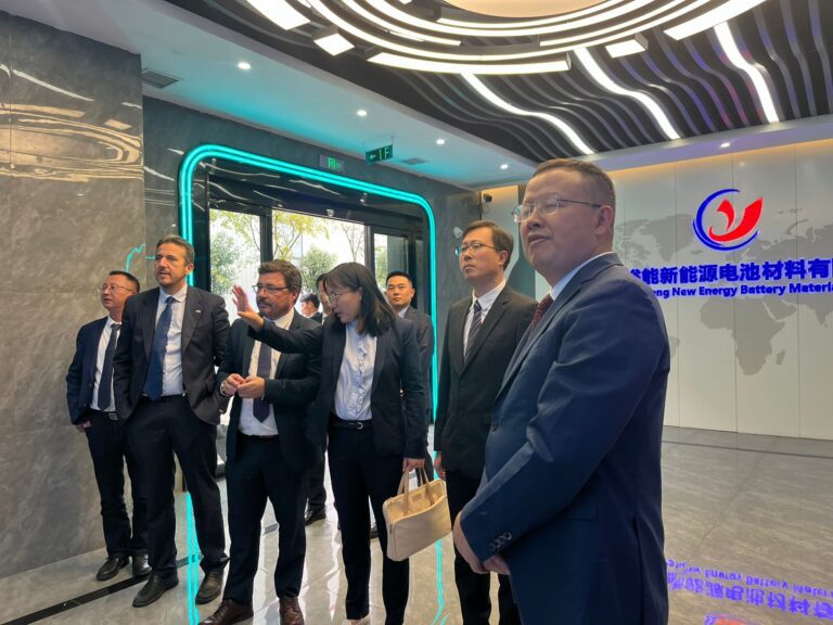 La delegación extremeña desplazada a China visita las instalaciones de Hunan Yunen Technology en Guiyang