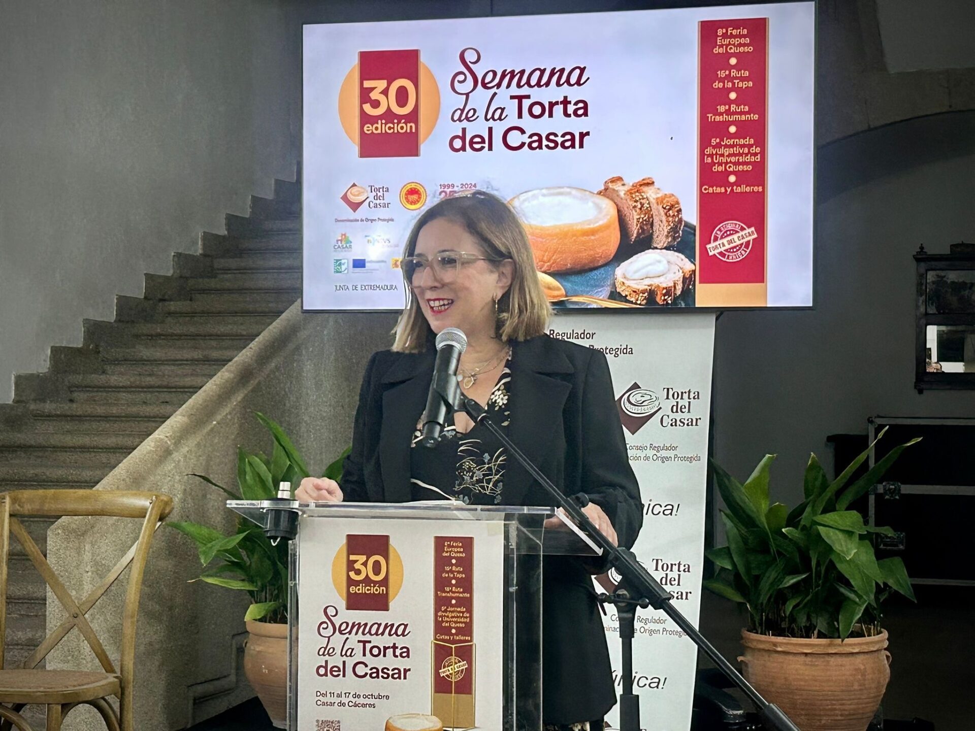 Mercedes Morán alaba los éxitos conseguidos por los productores y ganaderos implicados en la fabricación de la Torta del Casar