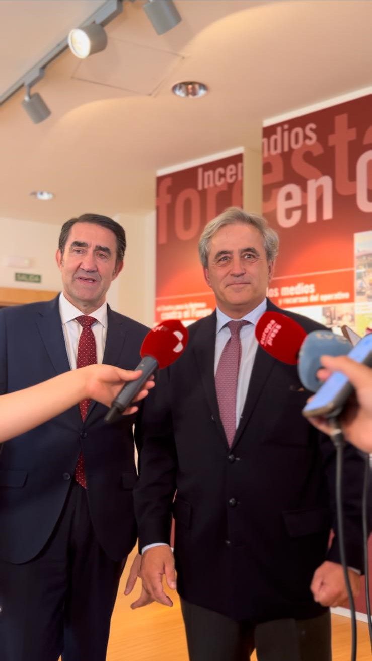 El consejero de Gestión Forestal y Mundo Rural aborda con su homólogo de Castilla y León la colaboración en prevención y extinción de incendios
