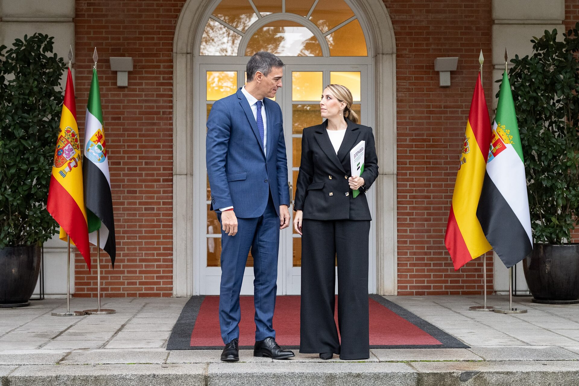 Guardiola traslada a Sánchez las prioridades de Extremadura y alza la voz por el “progreso, igualdad y dignidad” de la región