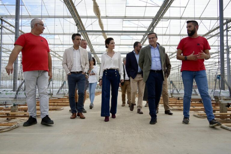 Miguel Ángel Gallardo despide las jornadas de presupuestos visitando dos empresas en Navalvillar de Pela