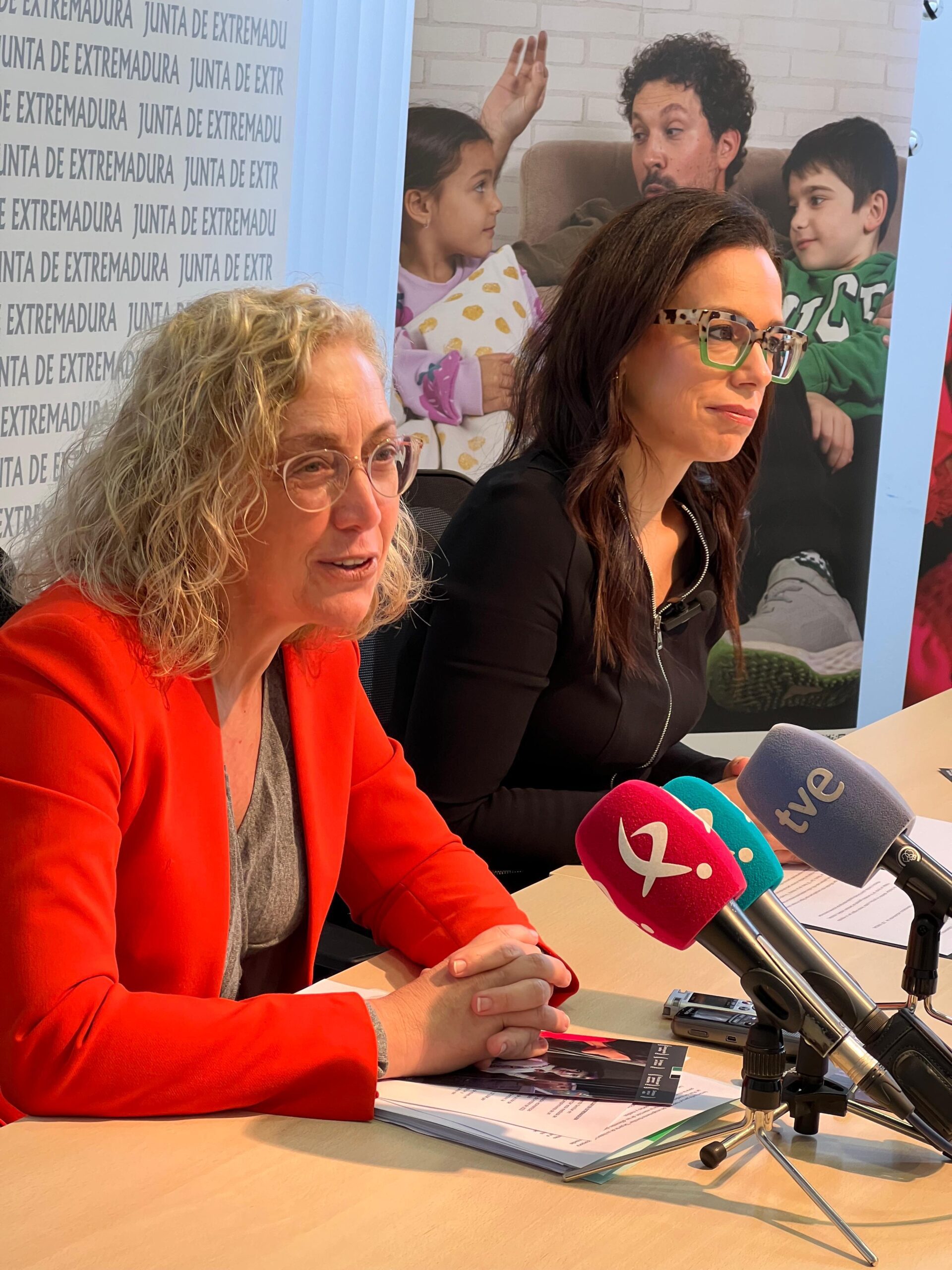 La Junta de Extremadura inicia una campaña de promoción del acogimiento familiar con el lema ‘Sé parte DE SU HISTORIA’