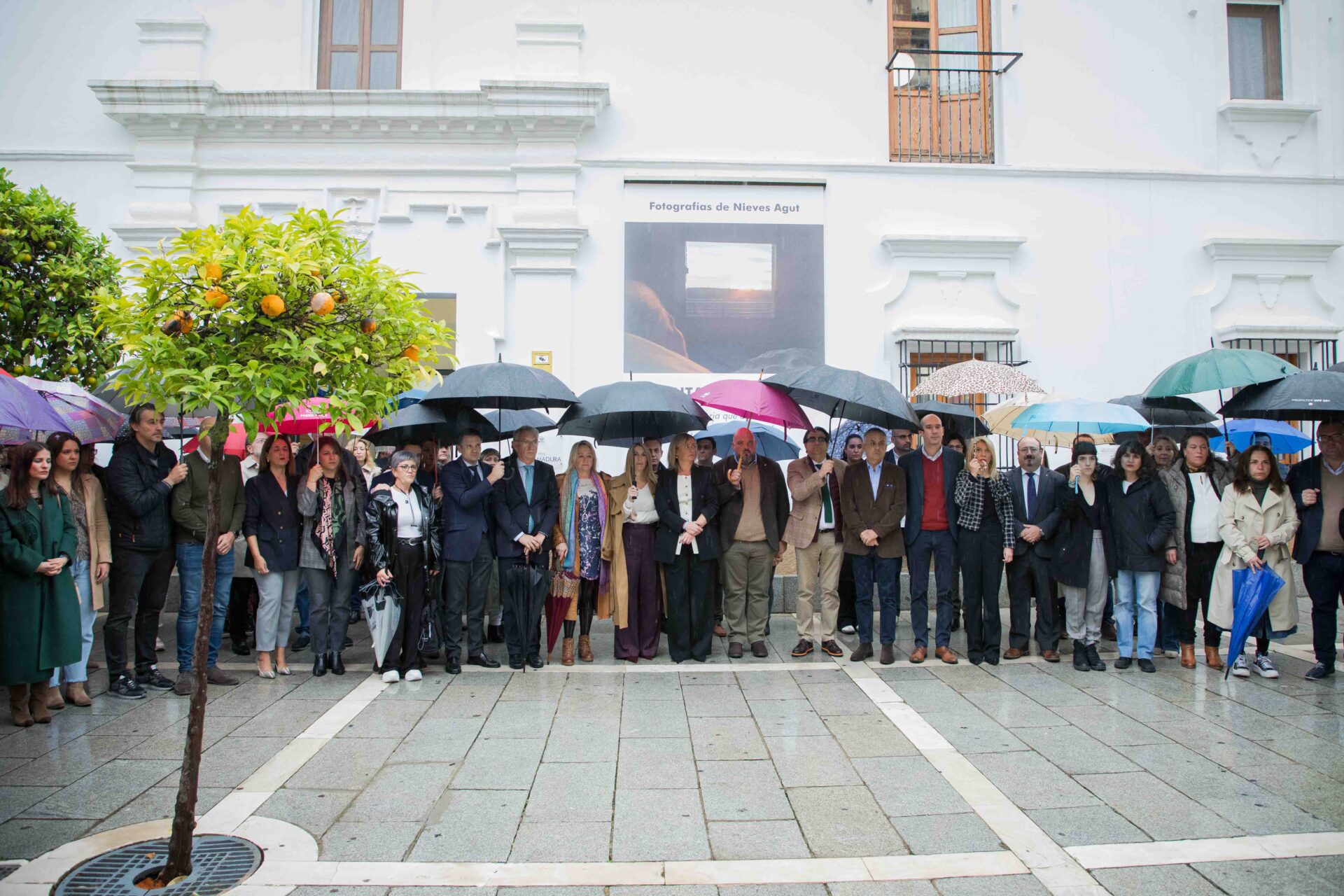 María Guardiola asiste al minuto de silencio en memoria de las víctimas de la DANA y muestra “el cariño y el apoyo” de todos los extremeños a los afectados