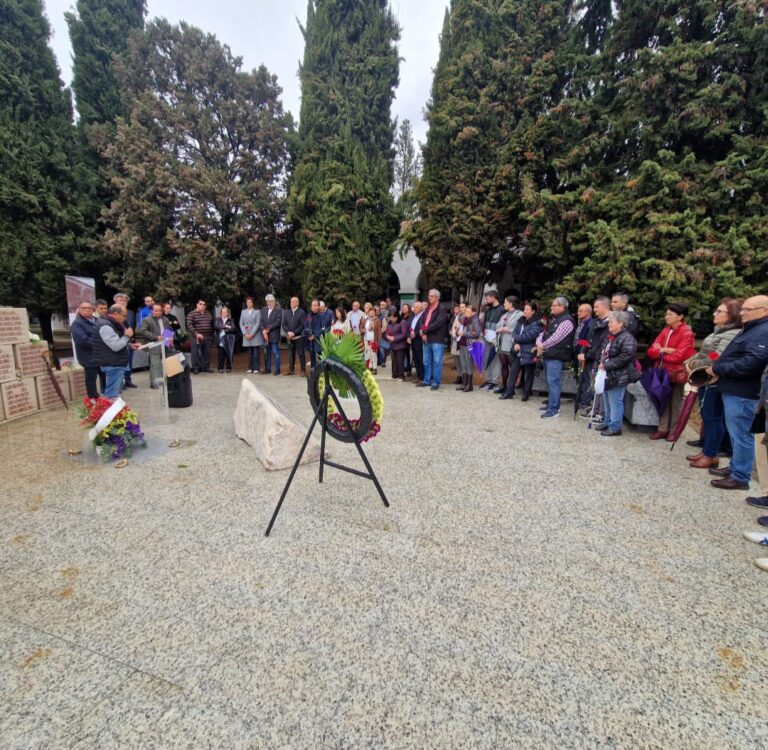 La Diputación de Badajoz, presente en el homenaje a las víctimas de la represión franquista en el cementerio de Almendralejo