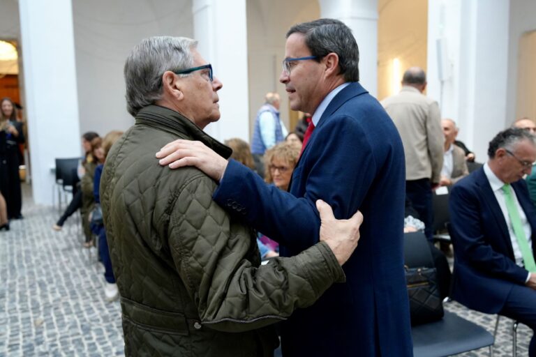 El presidente de la Diputación de Badajoz inaugura el desayuno del portal HOY Solidario en El Hospital