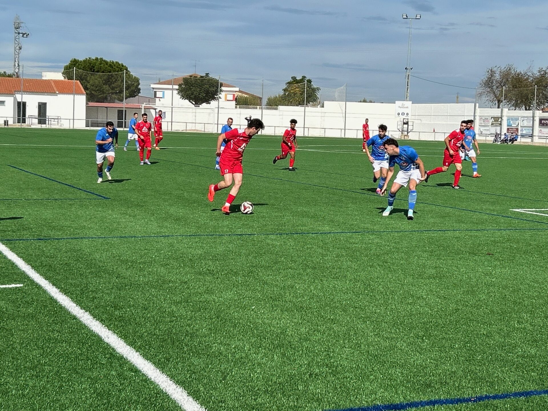 El presidente de la Diputación de Badajoz visita el nuevo campo de fútbol de césped artificial de La Haba