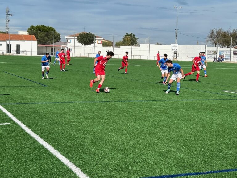 El presidente de la Diputación de Badajoz visita el nuevo campo de fútbol de césped artificial de La Haba