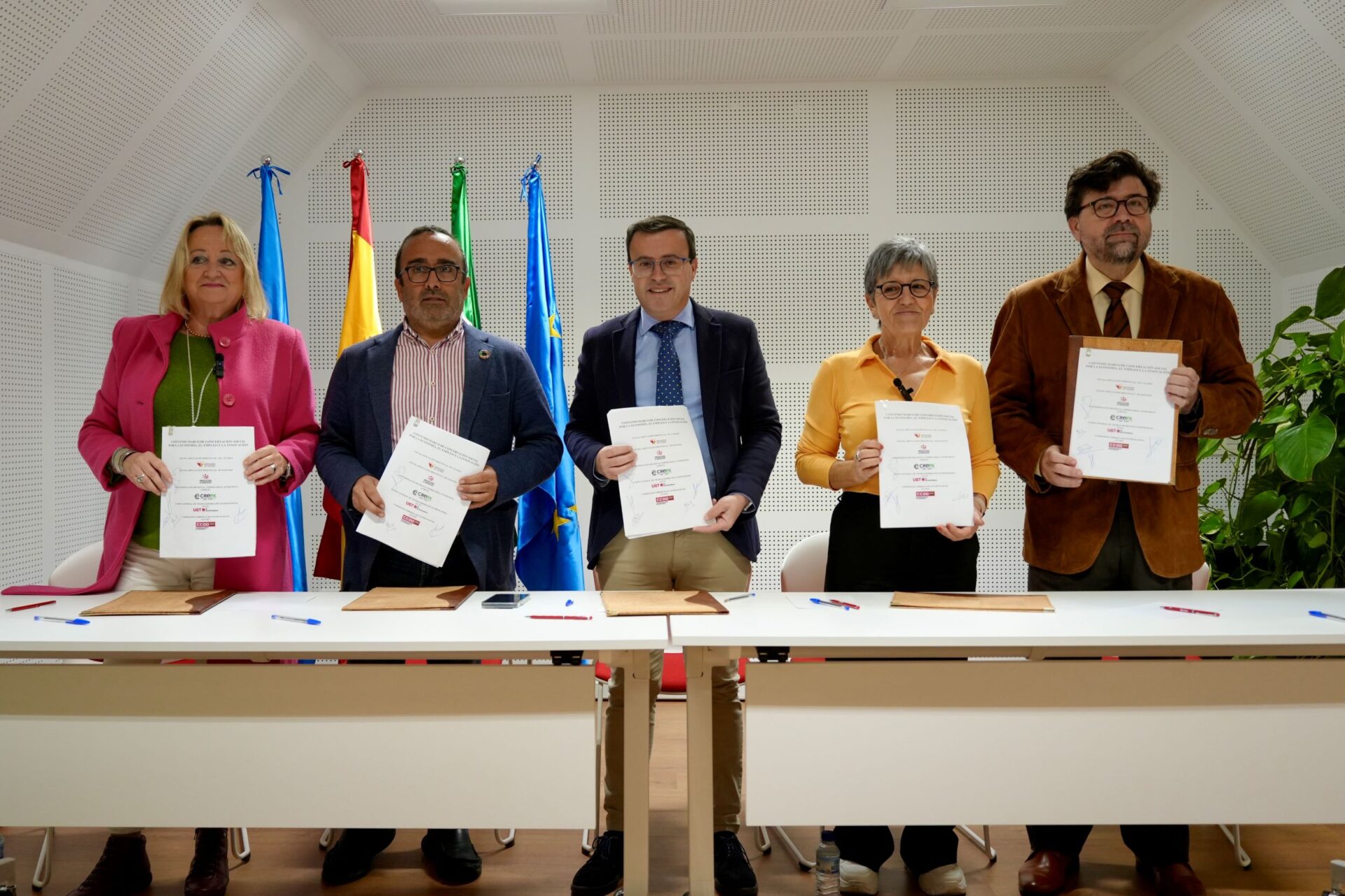 Las diputaciones provinciales firman con UGT, CCOO y CREEX el primer convenio marco de concertación social para la economía, el empleo y la innovación