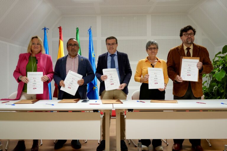 Las diputaciones provinciales firman con UGT, CCOO y CREEX el primer convenio marco de concertación social para la economía, el empleo y la innovación