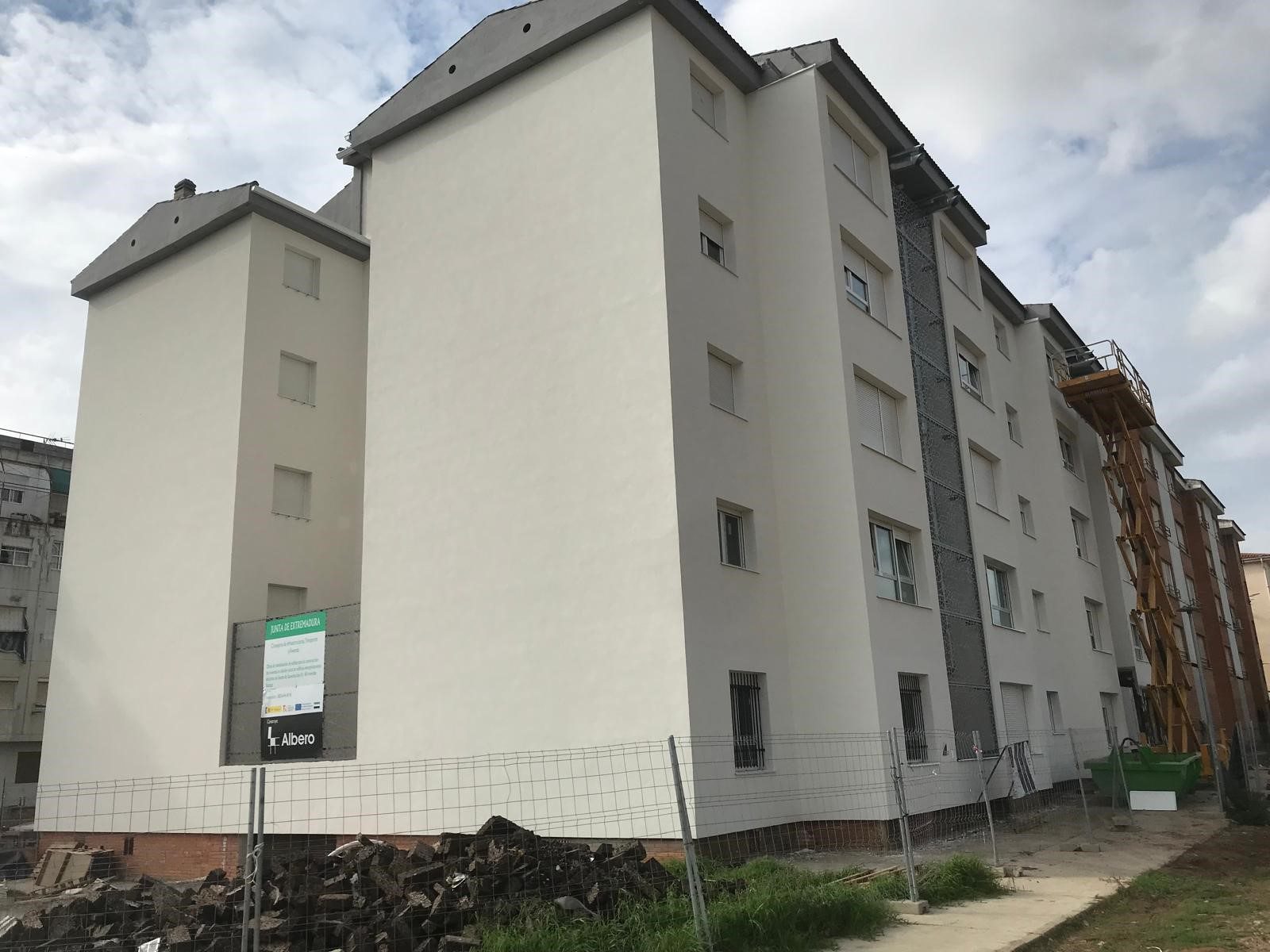 La Junta invierte casi 2,5 millones en rehabilitar íntegramente 40 viviendas en Badajoz para personas vulnerables, 20 de ellas cedidas a Cáritas