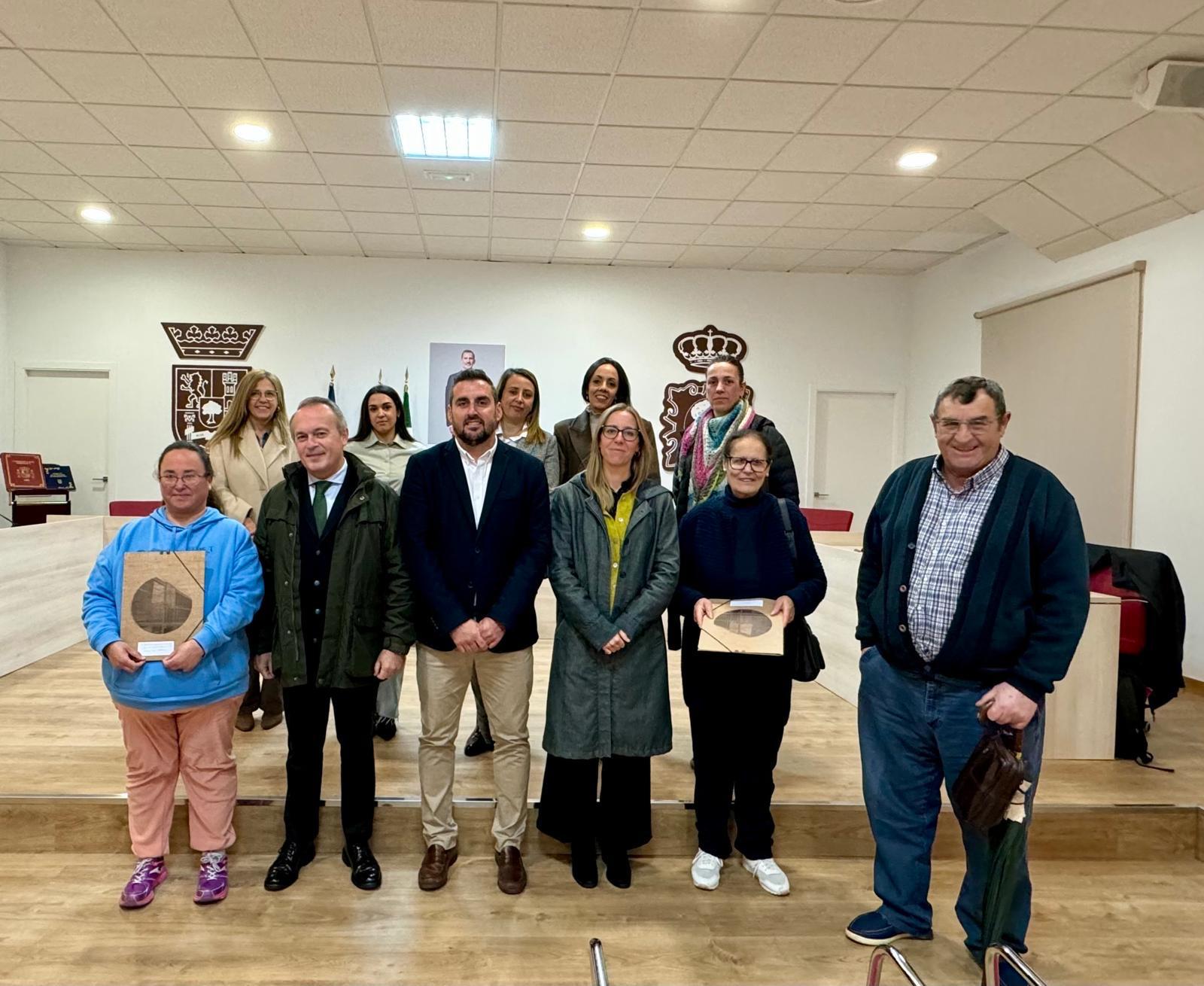 Manuel Martín destaca el “compromiso” de la Junta con la “justicia social” en el acto de entrega de viviendas sociales en Ribera del Fresno y Feria