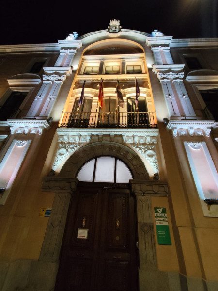 Finalizada la renovación del alumbrado en la fachada Felipe Checa del Palacio Provincial de la Diputación de Badajoz con tecnología LED más eficiente
