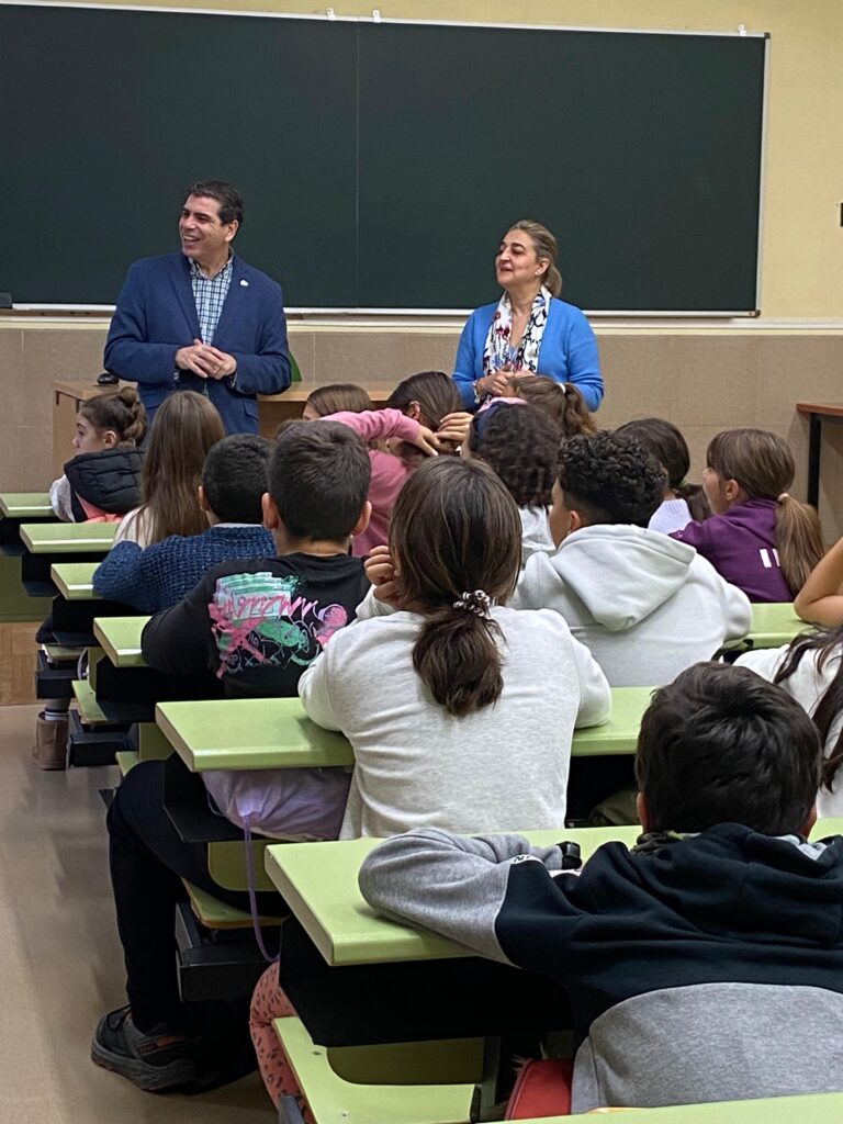 Alumnos del CEIP Alfonso VIII de Plasencia participan en el Programa ‘Desayuna con la Ciencia + Cultura Emprendedora 24/25’
