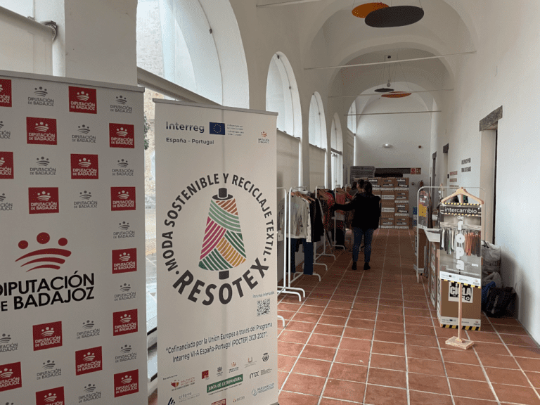 La Diputación de Badajoz ha organizado el primer ‘Repair Café’ e intercambio de ropa en el CITLab de Olivenza