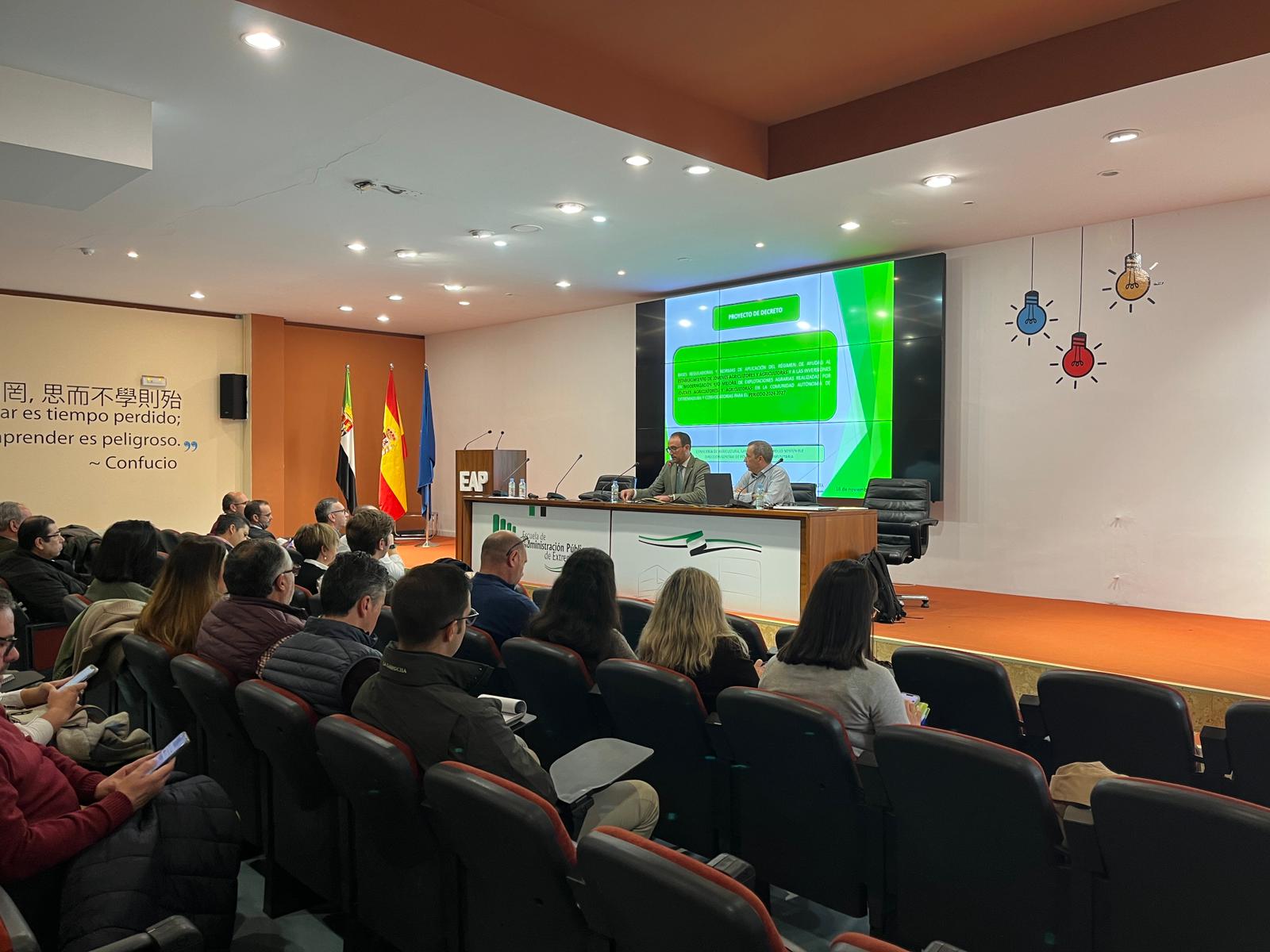 La Junta presenta un nuevo proyecto de ayudas para la creación y mejora de explotaciones agrarias o ganaderas para jóvenes de entre 18 y 40 años