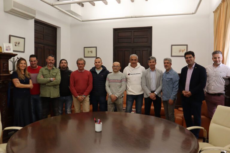 La Diputación de Badajoz recibe al primer equipo de operarios de maquinaria desplazados a Valencia
