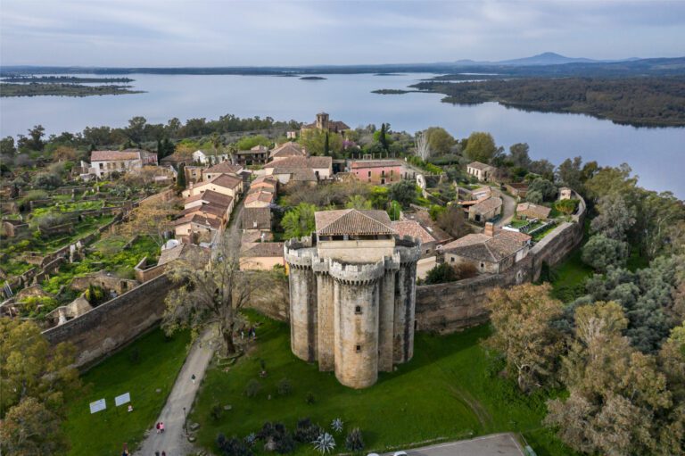 La Junta de Extremadura promociona la singularidad del patrimonio de Granadilla a través del influencer cultural Pedro Torrijos