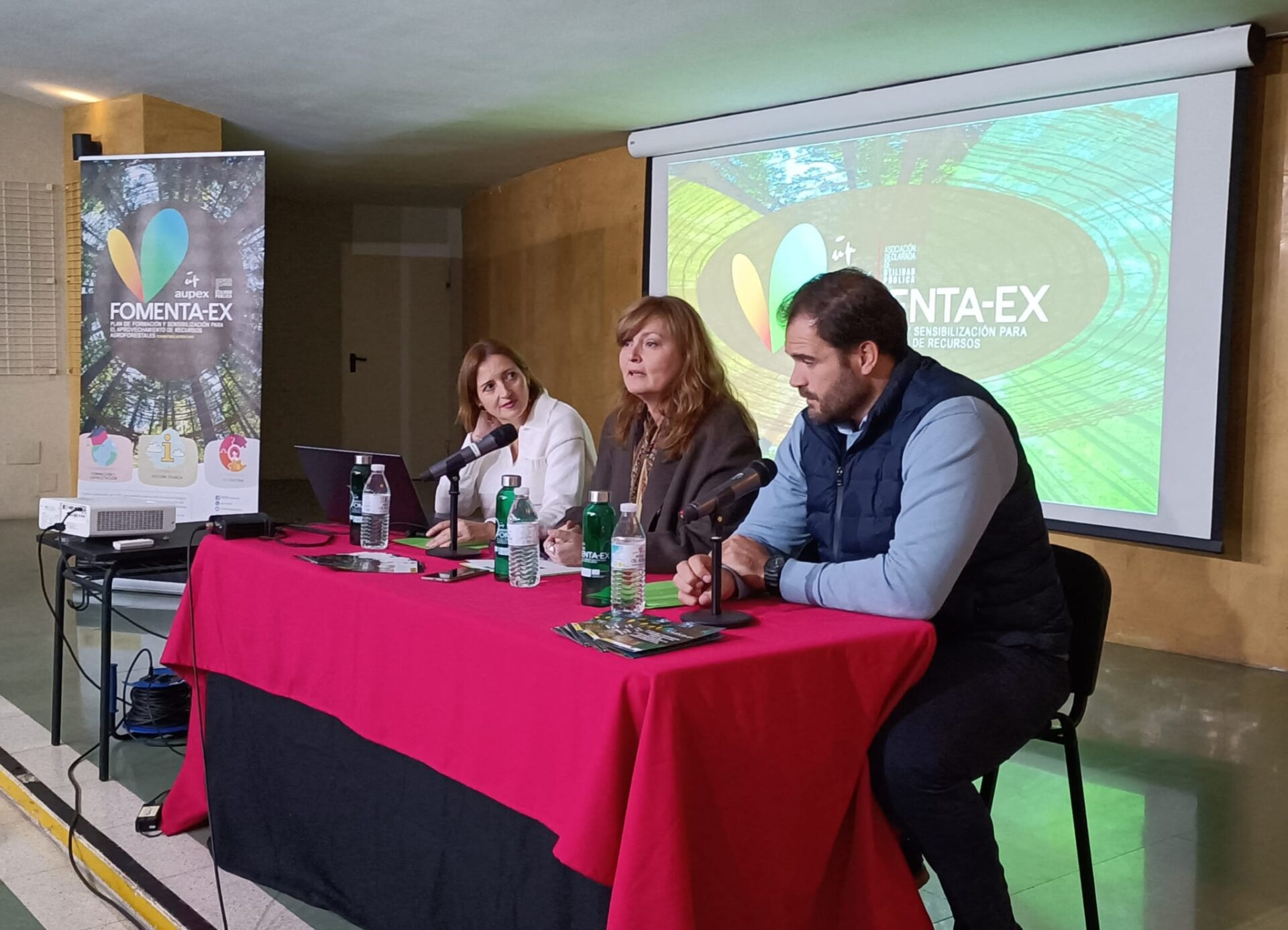 La Junta valora el gran potencial de los recursos agroforestales para generar empleo y retener talento joven en Extremadura