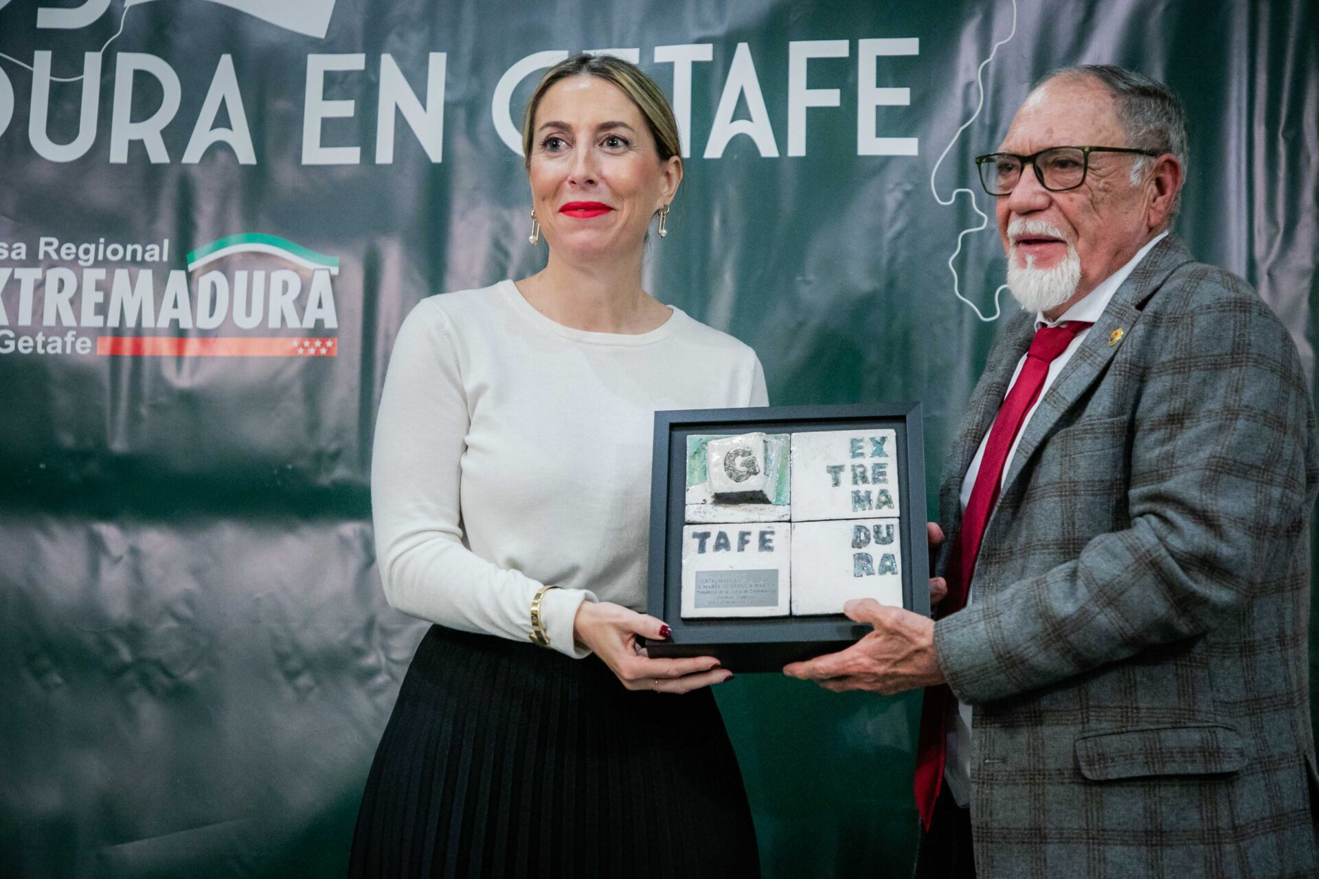 María Guardiola recibe el ‘Premio Especial’ de la Casa Regional de Extremadura en Getafe: “Más que una institución, sois un verdadero hogar”