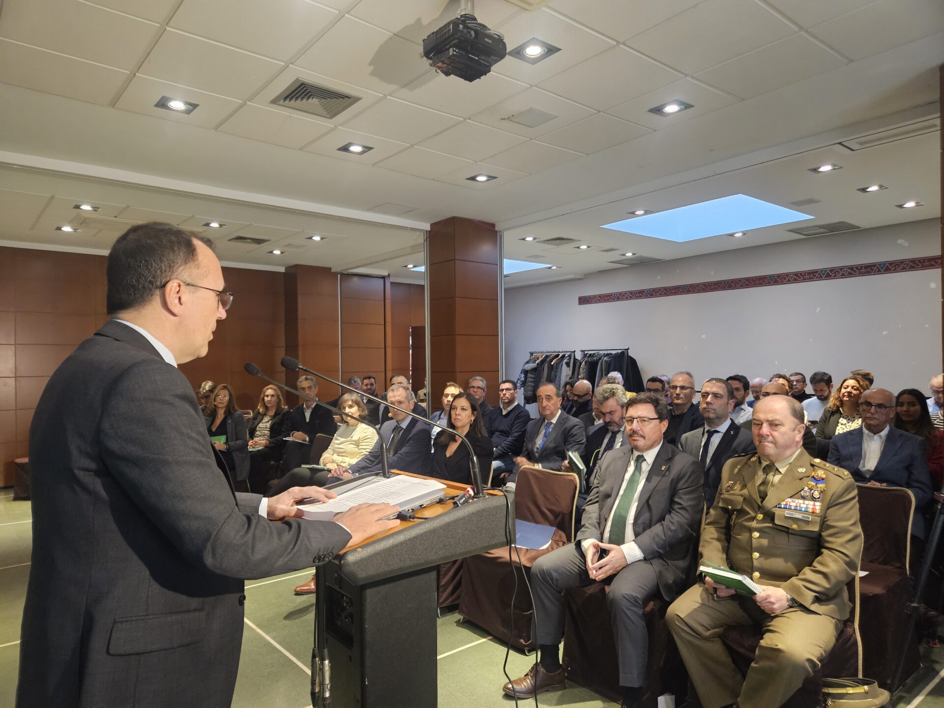 La Junta desarrolla unas jornadas divulgativas para conectar el sector de la defensa con las empresas extremeñas