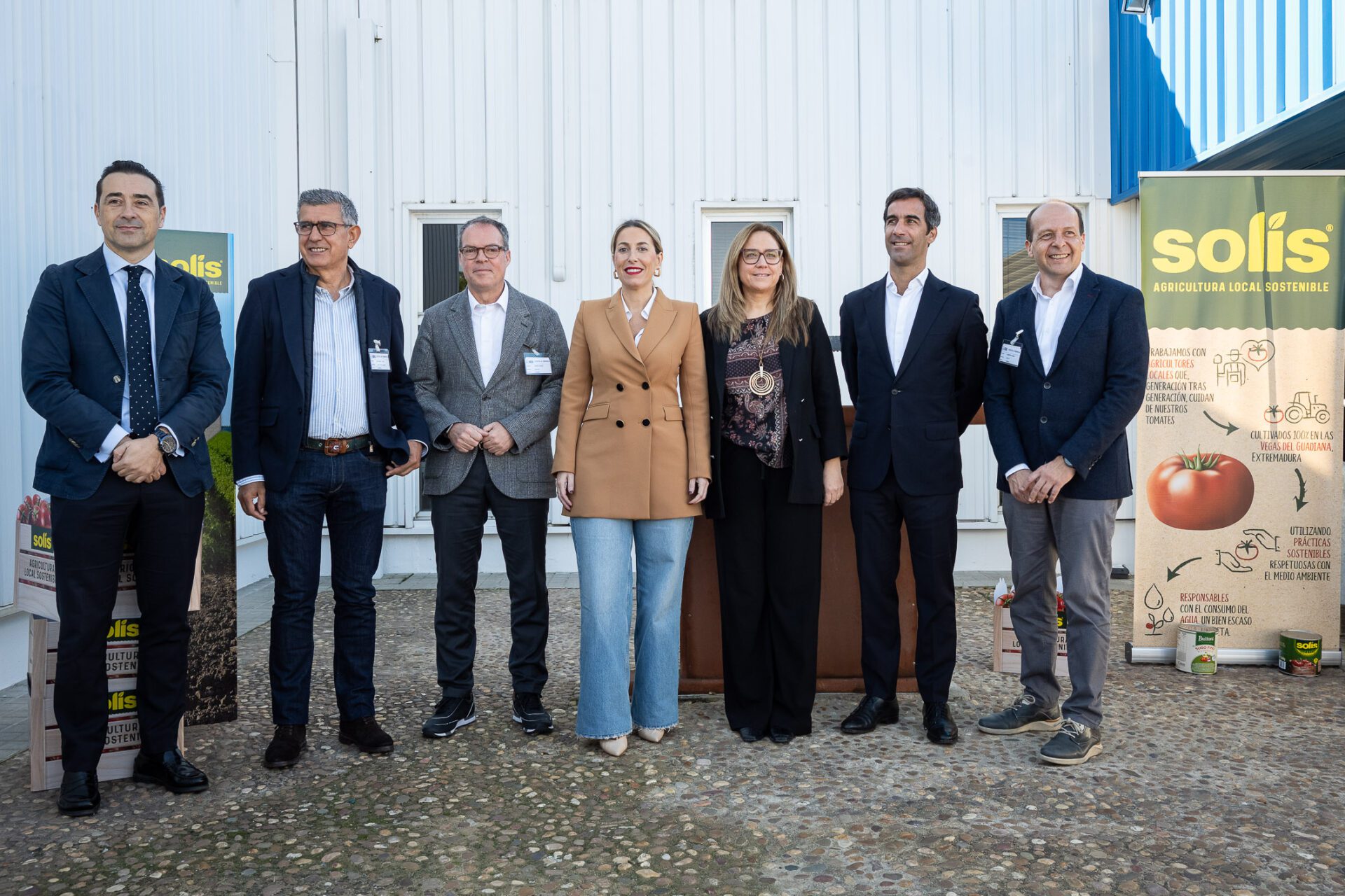 La presidenta de la Junta de Extremadura visita la fábrica de Solís en Miajadas con motivo del 60 aniversario de la marca