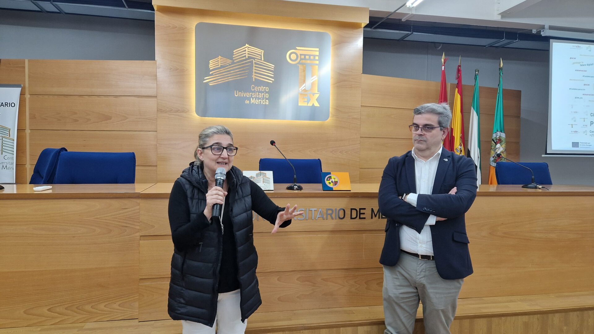 Unos 160 alumnos extremeños participan en una jornada sobre los peligros del uso de internet en el Centro Universitario de Mérida