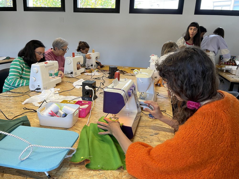 La Diputación de Badajoz ha organizado el segundo ‘Repair Café’ e intercambio de ropa en el CITLab de Jerez de los Caballeros