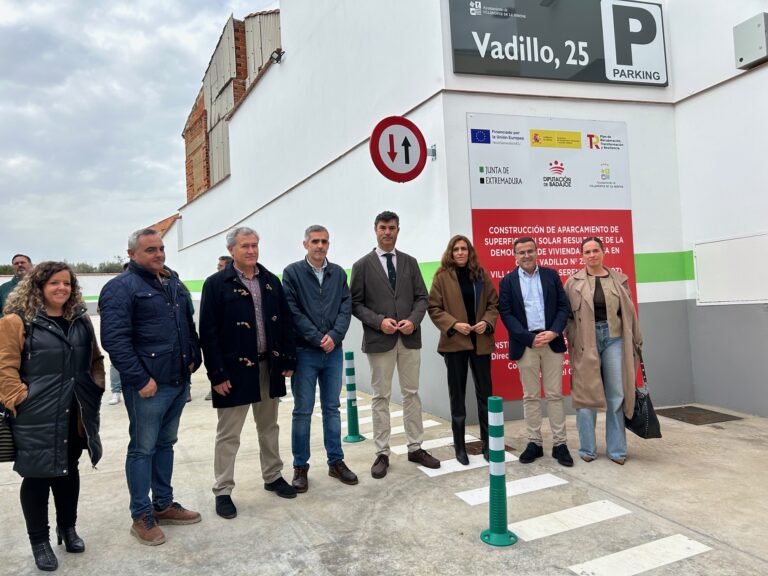 Miguel Ángel Gallardo visita un nuevo parking sensorizado en Villanueva de la Serena