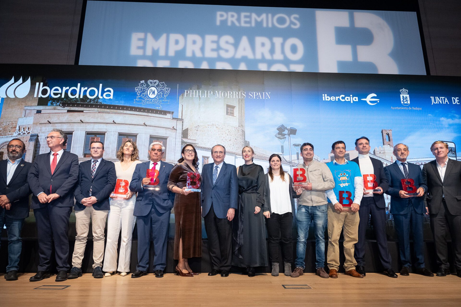 María Guardiola tiende la mano a empresarios y autónomos en los premios de ‘La Crónica de Badajoz’: “Estamos aquí, somos un gobierno aliado”