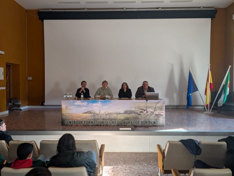 El CFMR de Don Benito y CTAEX exponen al alumnado la importancia de la investigación agroalimentaria en Extremadura