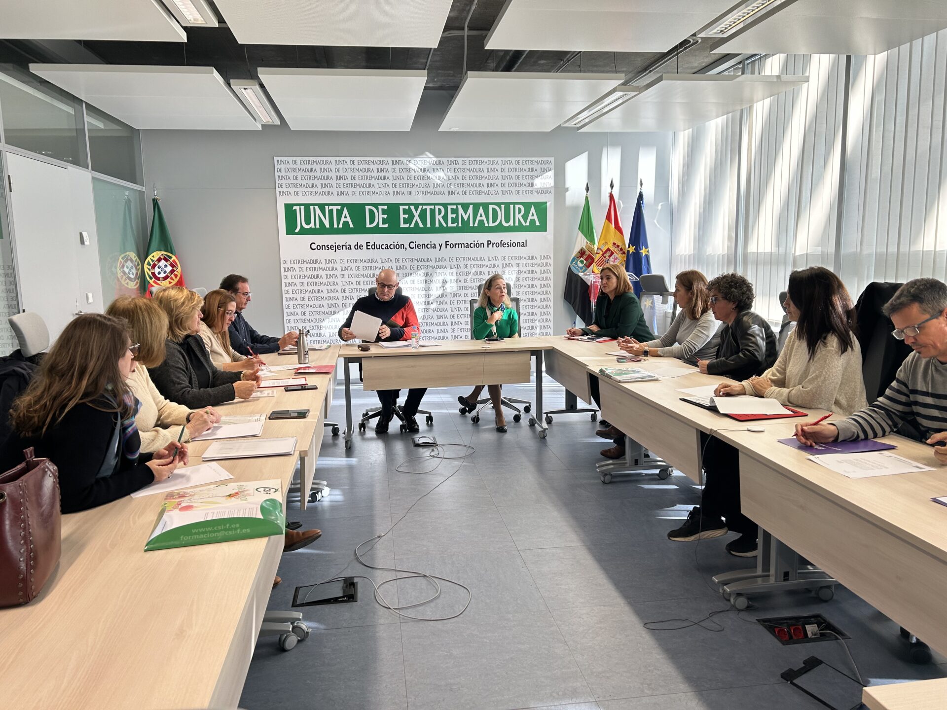 La Consejería de Educación constituye una mesa técnica con los sindicatos para abordar la situación laboral de los ATE Cuidadores