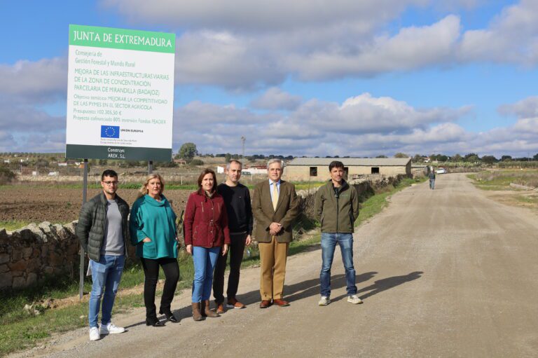 El consejero de Gestión Forestal y Mundo Rural visita las obras de mejora de infraestructuras viarias en Mirandilla