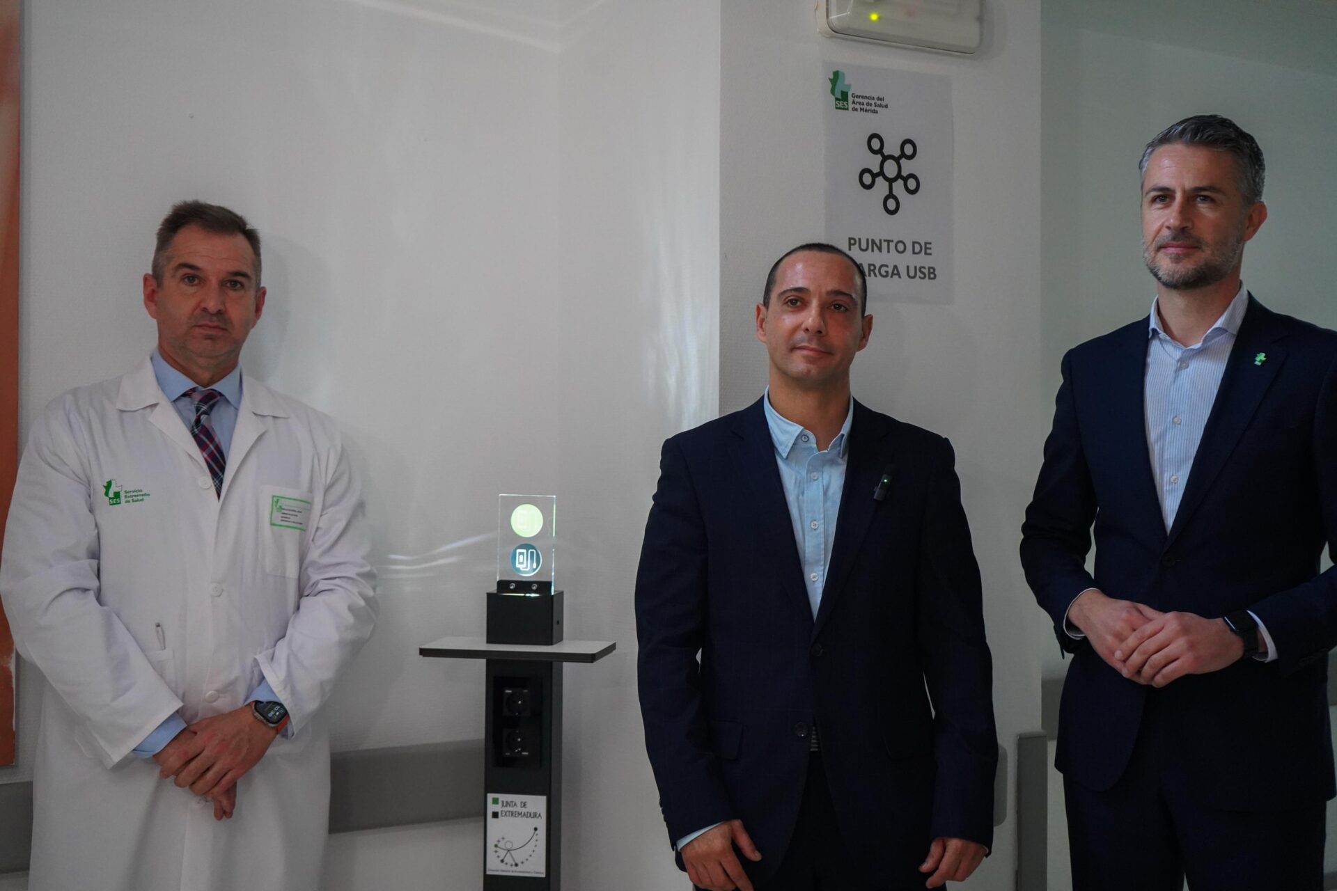 La Junta de Extremadura adquiere 25 estaciones de carga para dispositivos móviles que se instalarán en los hospitales del SES