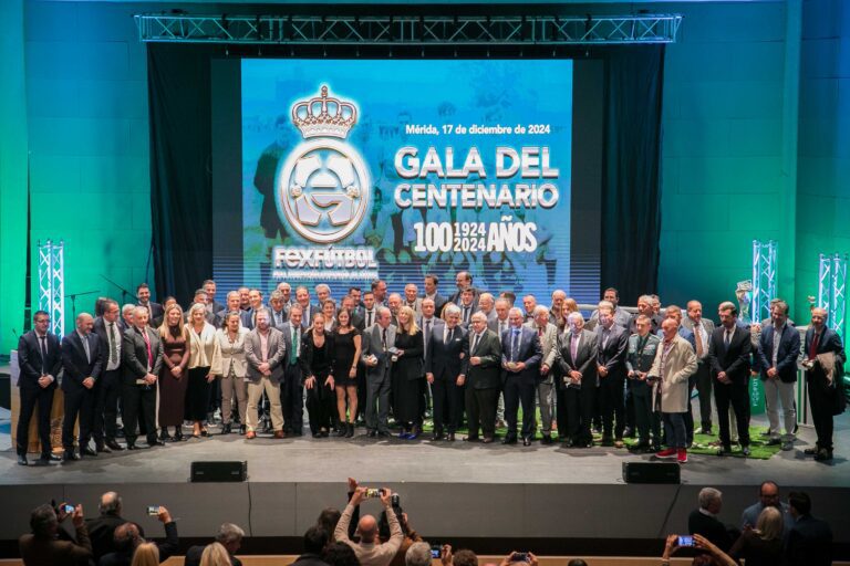 María Guardiola felicita a la Real Federación Extremeña de Fútbol por su centenario: “Vamos a seguir escribiendo juntos la historia del fútbol extremeño”