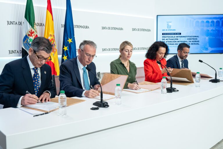 La Junta de Extremadura firma el protocolo de actuación de los Centros de Atención Integral 24 horas a Víctimas de Violencia Sexual