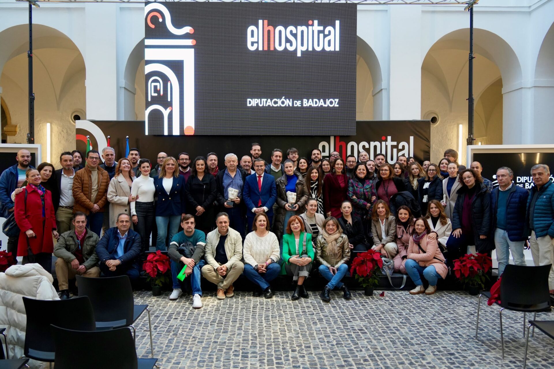 La Diputación de Badajoz rinde homenaje a la comunicadora María Jesús de las Heras y al fotógrafo Santi Rodríguez en el tradicional desayuno con la prensa