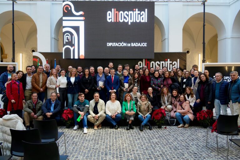 La Diputación de Badajoz rinde homenaje a la comunicadora María Jesús de las Heras y al fotógrafo Santi Rodríguez en el tradicional desayuno con la prensa
