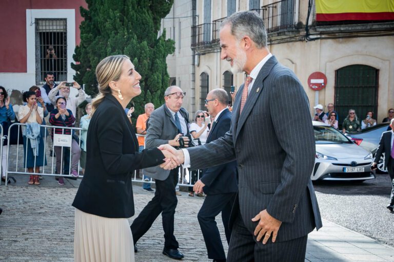 La presidenta de la Junta destaca el papel “esencial” de Felipe VI y apoya su llamamiento a los servidores públicos para centrarse en los ciudadanos y alejarse de la crispación