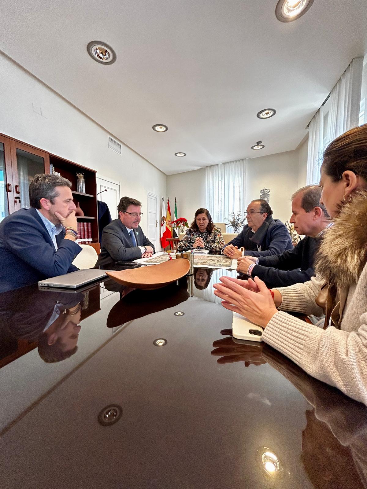 La Junta de Extremadura ratifica su compromiso con Don Benito en una visita del consejero Santamaría