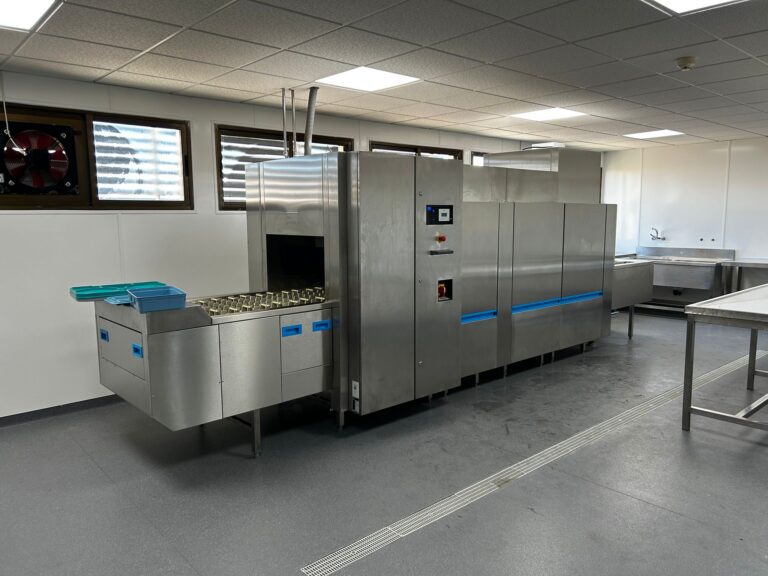 El SES invierte 172.000 euros en la renovación del túnel de lavado de la cocina del Hospital Don Benito-Villanueva de la Serena