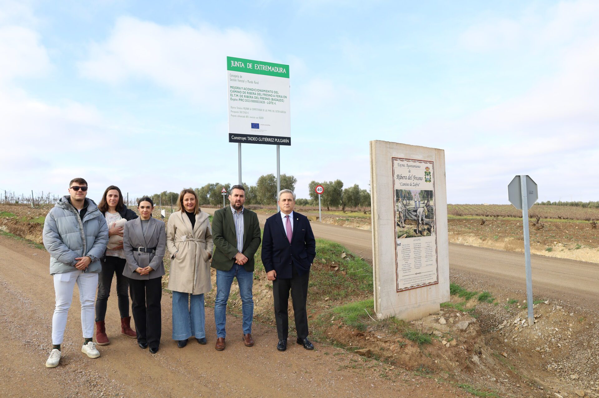 El consejero de Gestión Forestal y Mundo Rural visita las obras de mejora de infraestructuras viarias en Ribera del Fresno