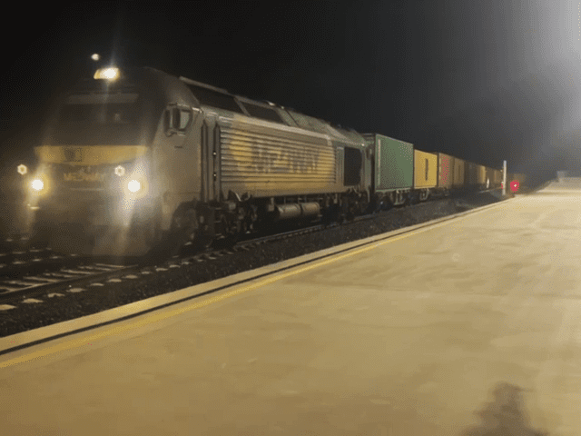 La terminal ferroviaria de la Plataforma Logística de Badajoz ha recibido su primer tren que saldrá cargado la próxima semana