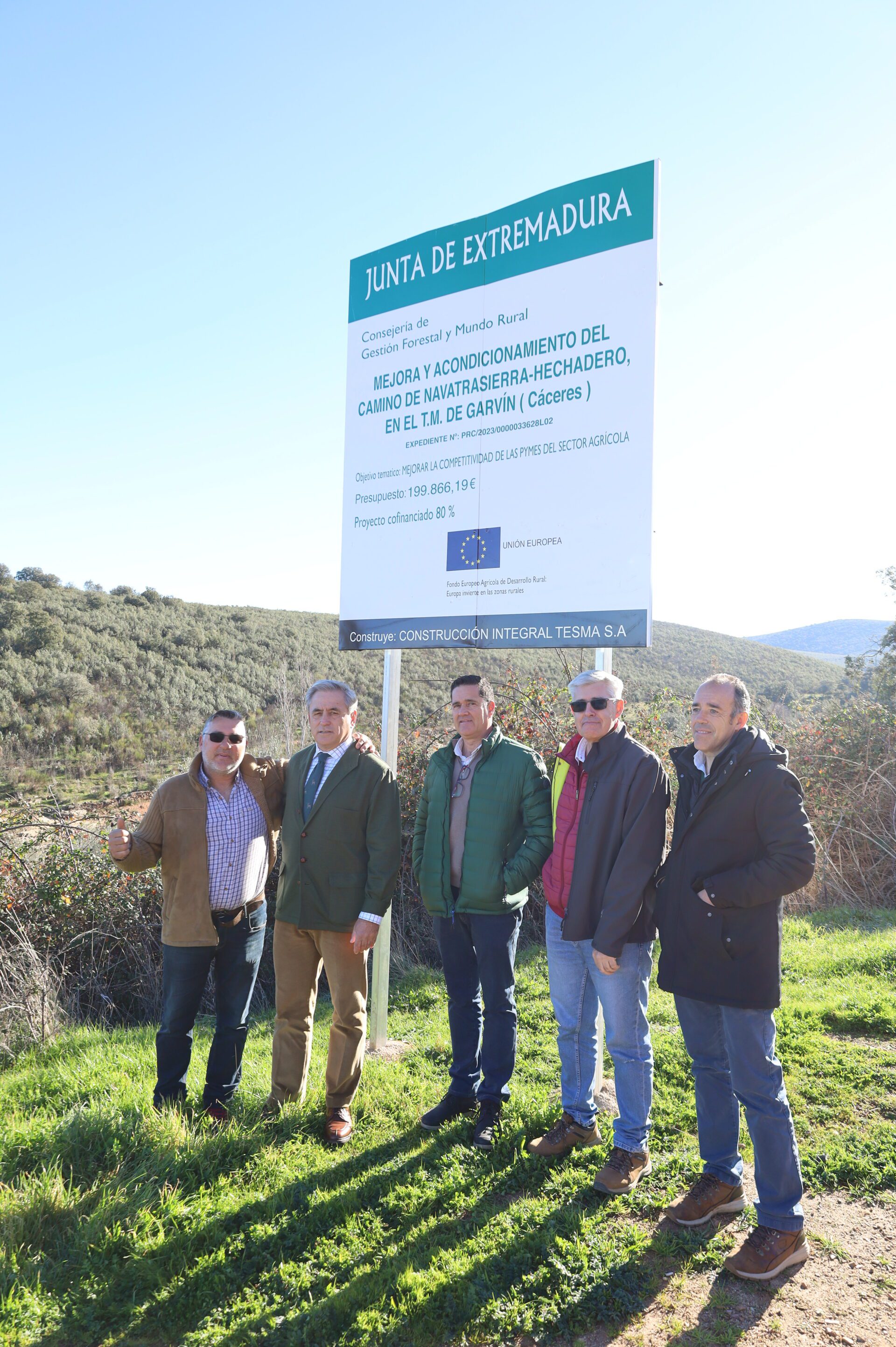 El consejero de Gestión Forestal y Mundo Rural visita las obras de mejora de infraestructuras viarias en Garvín